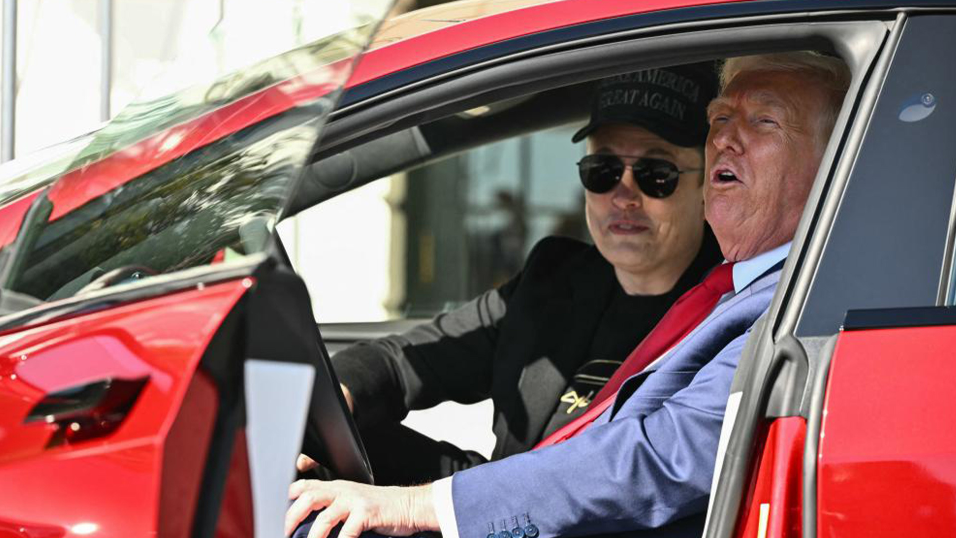 特朗普被曝正考虑处理掉为支持马斯克而买的红色特斯拉