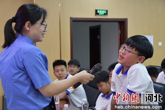 宽城“检察开放日”活动中,学生与检察官互动问答。 袁晓航 摄