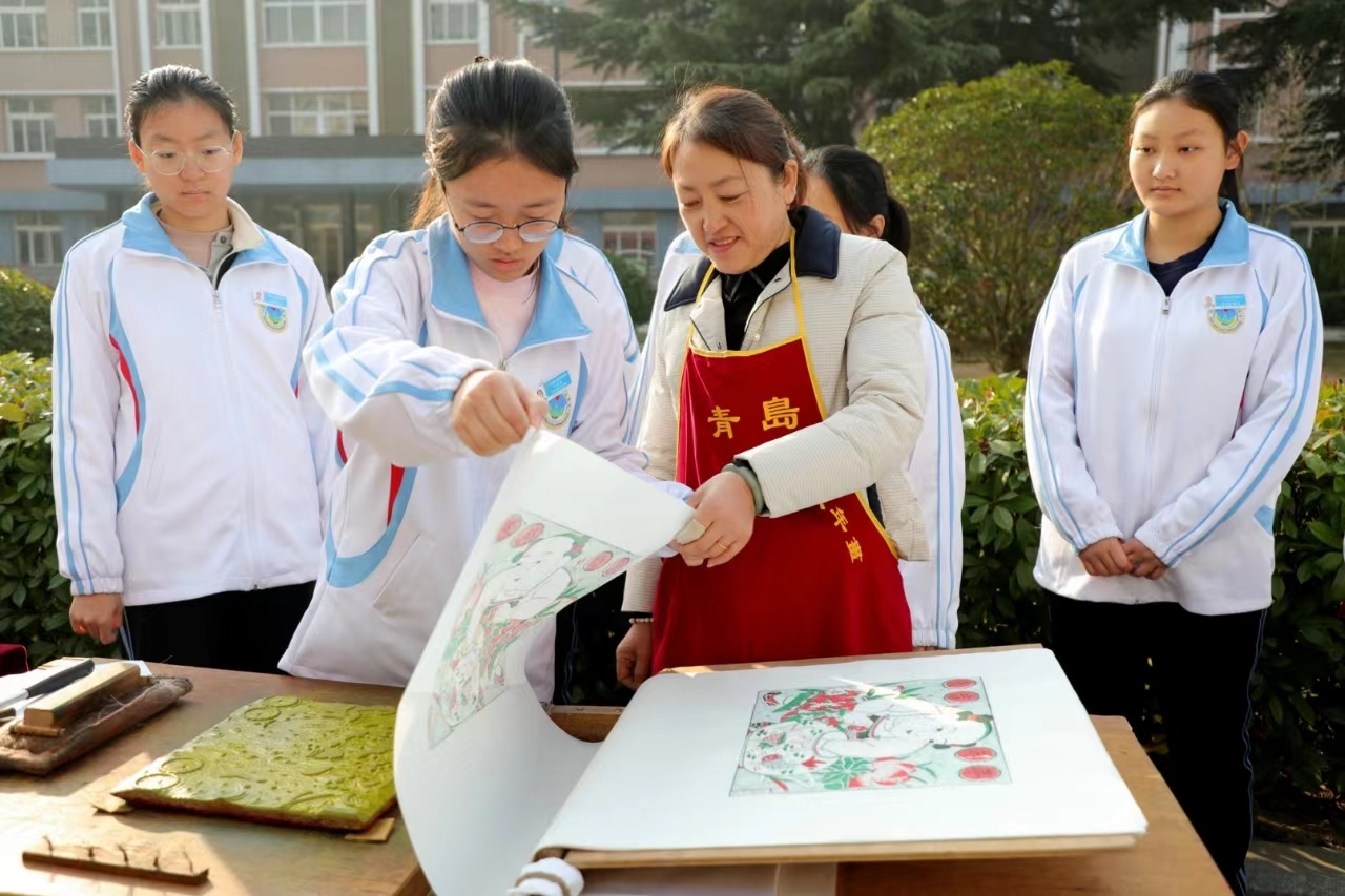 青岛乡里乡亲│乡村手艺“技良人”-- 孙爱芹：刻刀流转间，守护木版年画的百年匠心