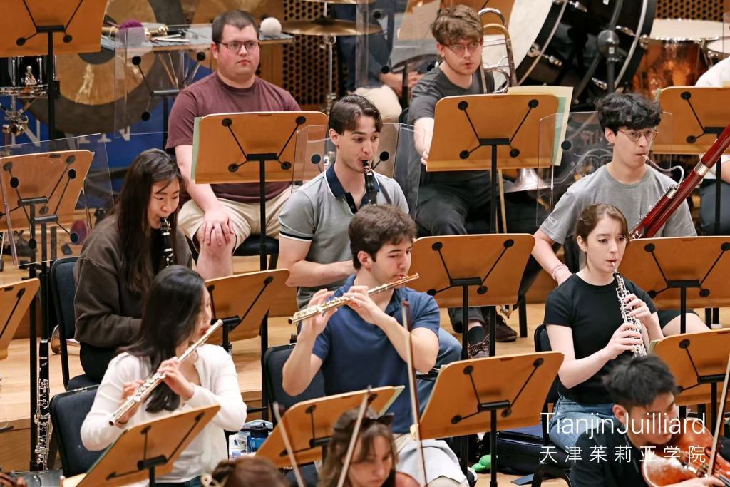 雅各布&middot;格莱泽（二排中）在排练现场