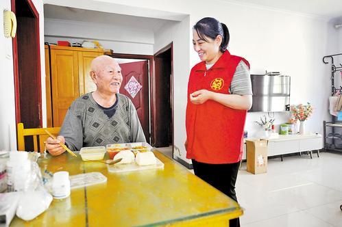 5月25日，桃城区路北街道沁园社区的社工食堂志愿者为昊和沁园小区刘二征老人送餐。本组图片由本报记者焦磊摄