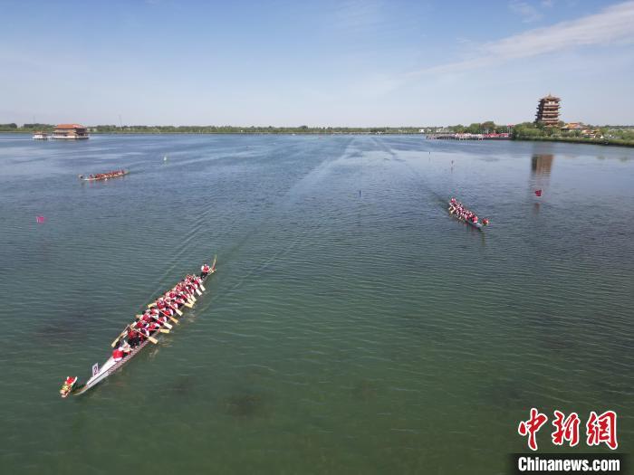 5月31日，2025年全国“我们的节日&middot;端午”主题文化活动在甘肃省张掖市高台县大湖湾崇文楼广场启幕。作为全国六个主会场之一的高台县，“龙舟竞渡庆端午”是该县连续传承近20年的一项传统文化盛会。图为龙舟参赛队上演的“速度与激情”。（无人机图片）戴文昌　摄