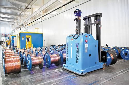 5月19日，宁晋县鑫荟达科技（邢台）有限公司，自动导引运输车在线缆共享车间工作。 本组图片由本报记者赵永辉摄