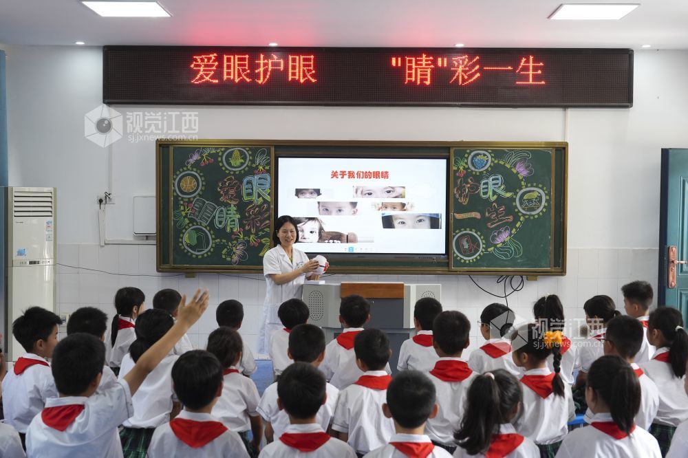 2025年6月5日,在江西省吉安市吉州区田侯路小学,眼科医生为学生讲解爱眼护眼知识。