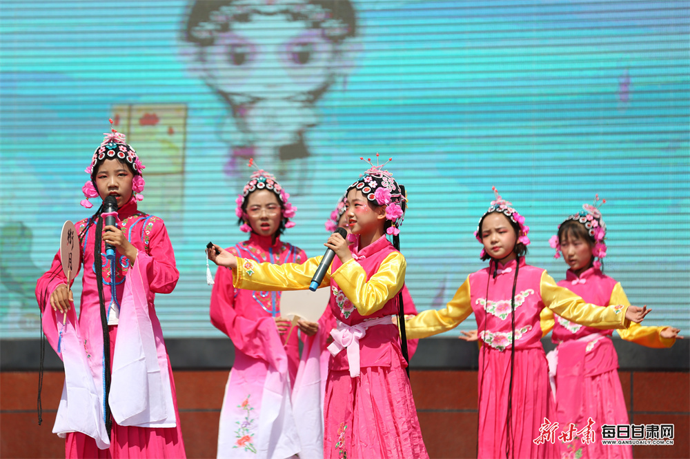 5月29日，同学们在平凉市崆峒区西大街小学庆“童心筑梦 乐享六一”节目展演中表演文艺节目。新甘肃&middot;每日甘肃网通讯员　吴希会　陈婷婷　摄影报道