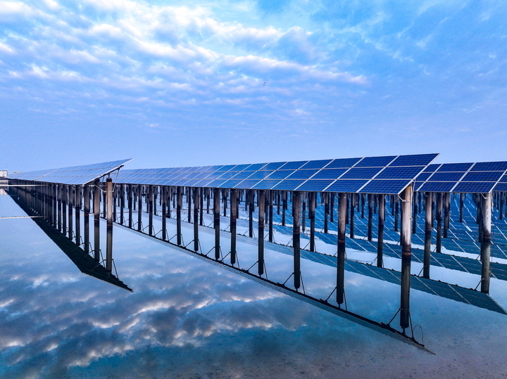 华润财金红光渔业800MW光伏发电项目 张东河摄