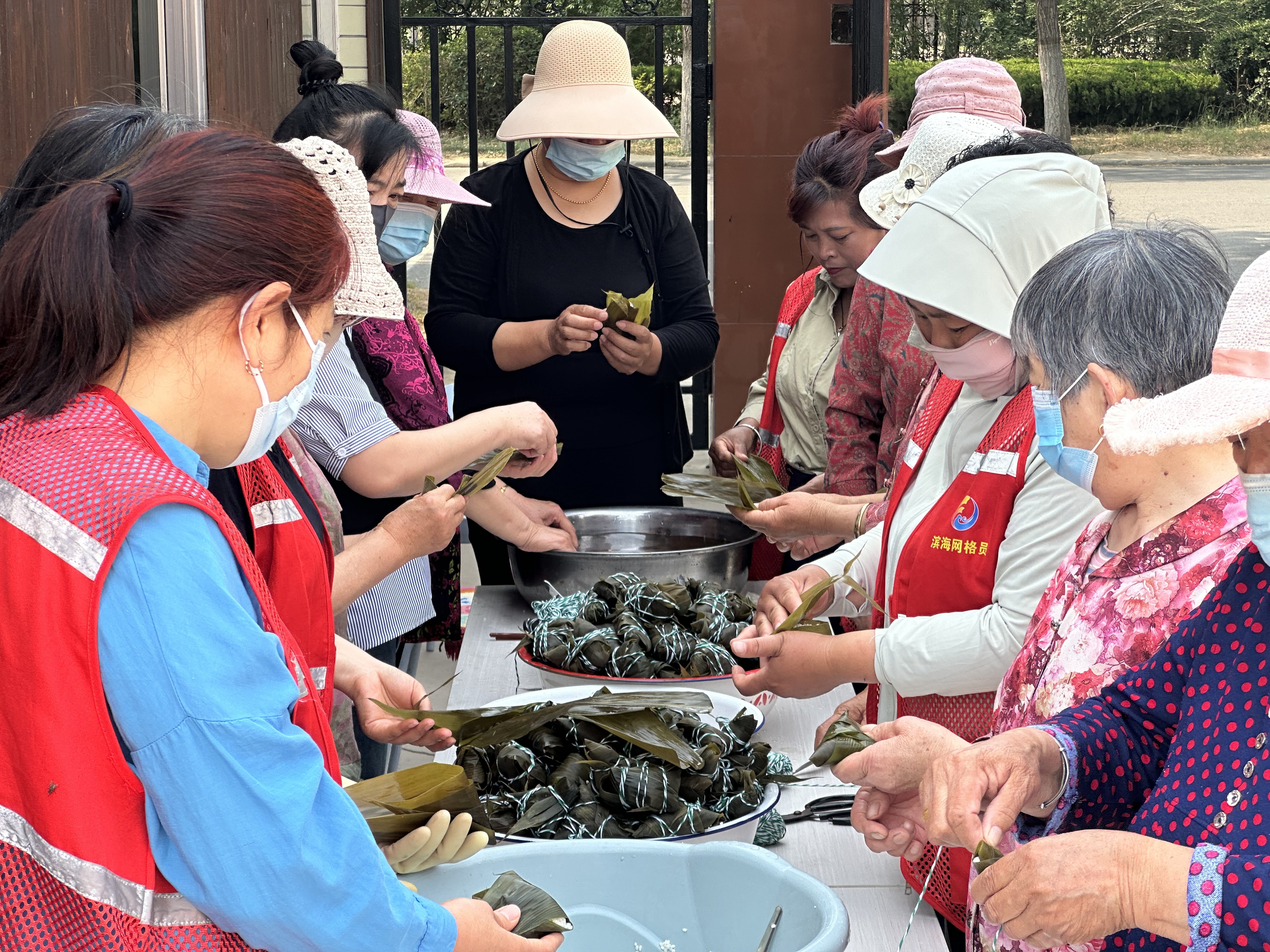端午粽香飘满院 共建温暖千万家——潍坊滨海区大家洼街道金辉社区“三包三联”服务新实践