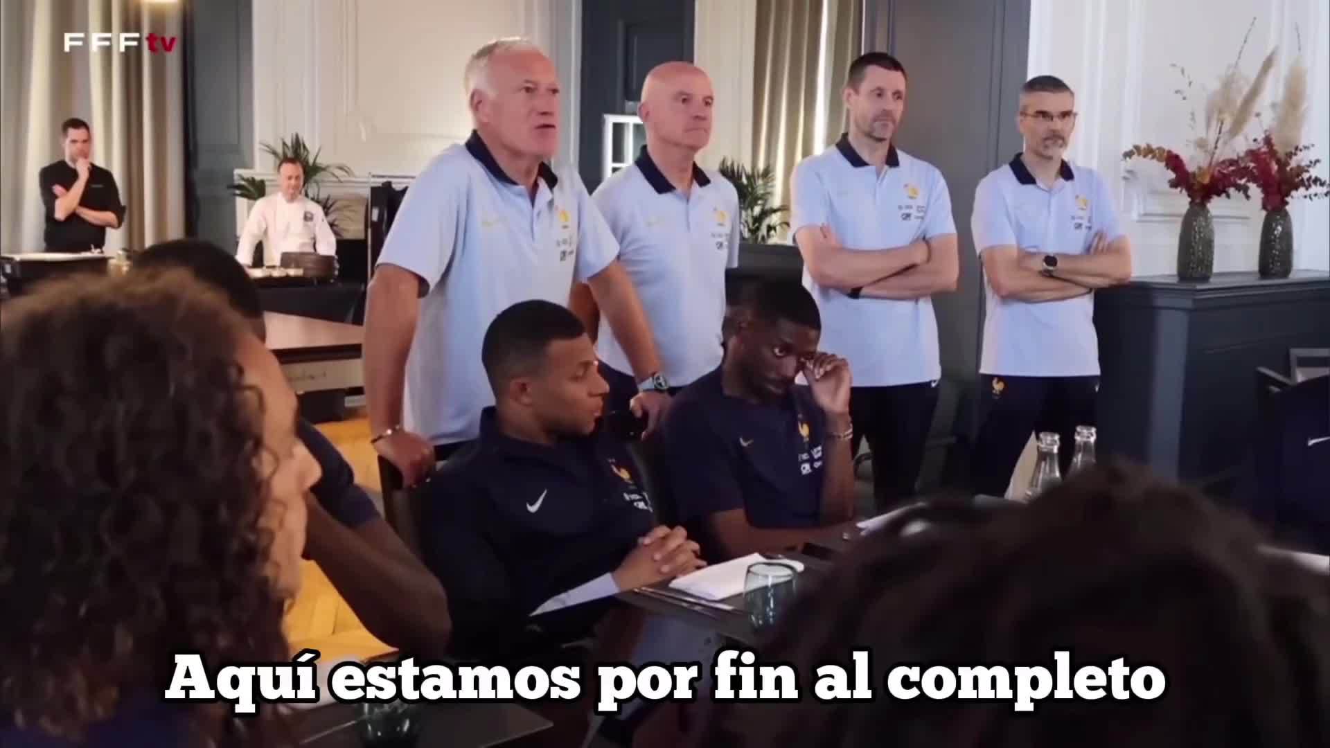 姆巴佩见到巴黎前队友喜笑颜开，德尚带头为冠军成员鼓掌祝贺