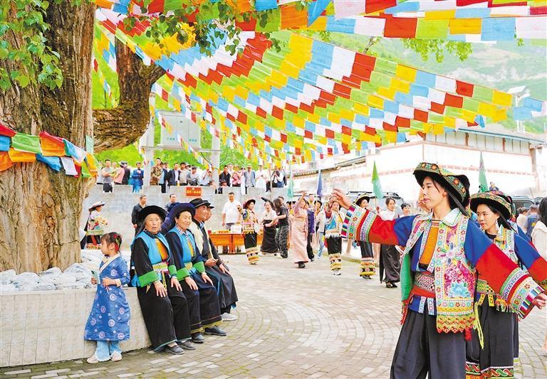 “簪花之路”沿线，当地群众载歌载舞欢迎游客的到来。