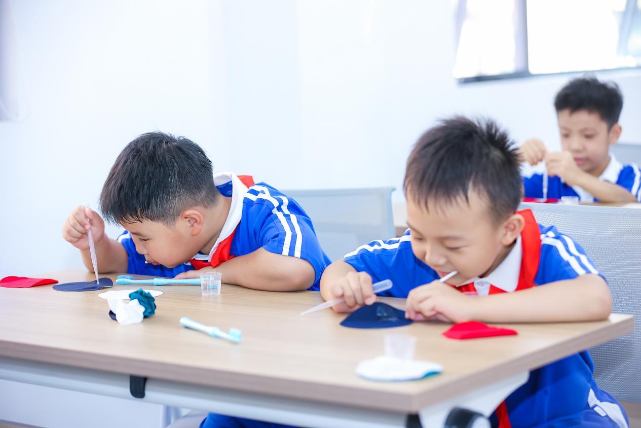▲孩子们在活力校服研学课堂进行滴水实验(主办方供图)