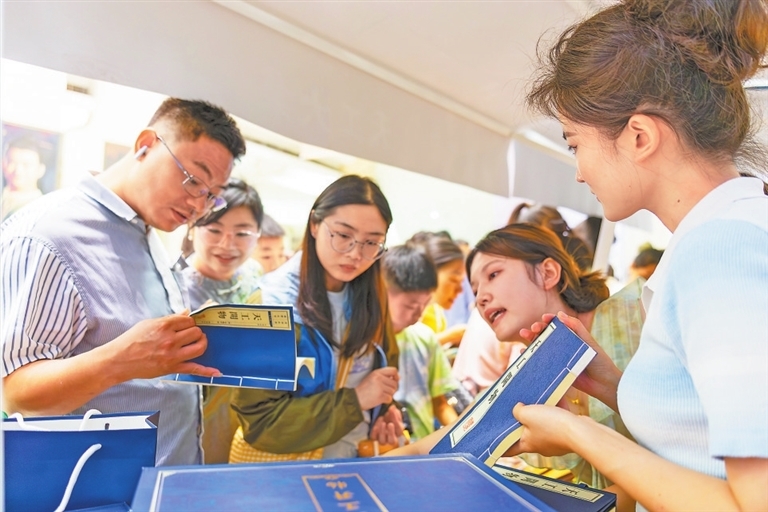 舞剧《天工开物》延伸的文创产品受到观众青睐。