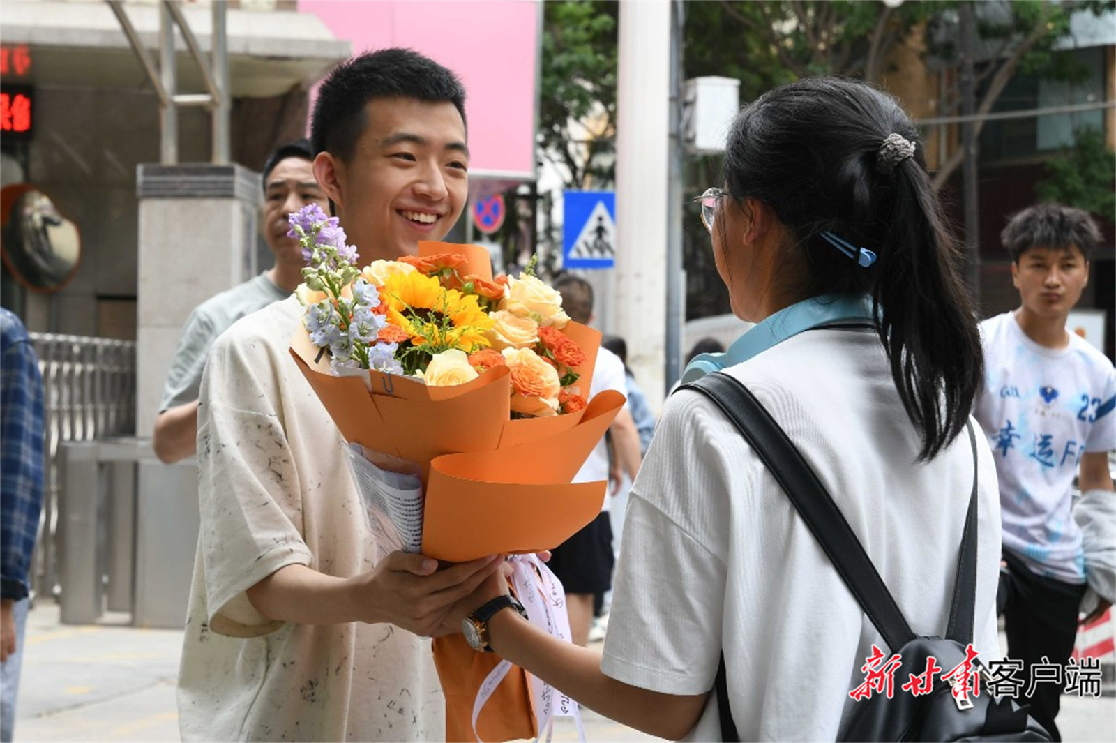 直击甘肃高考首日 花式应援名场面来袭