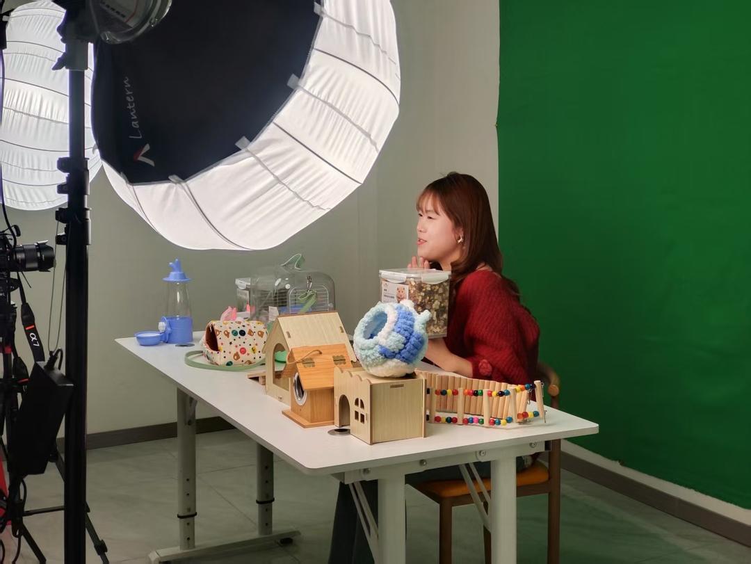 高巛国际商贸城主播正在直播带货。