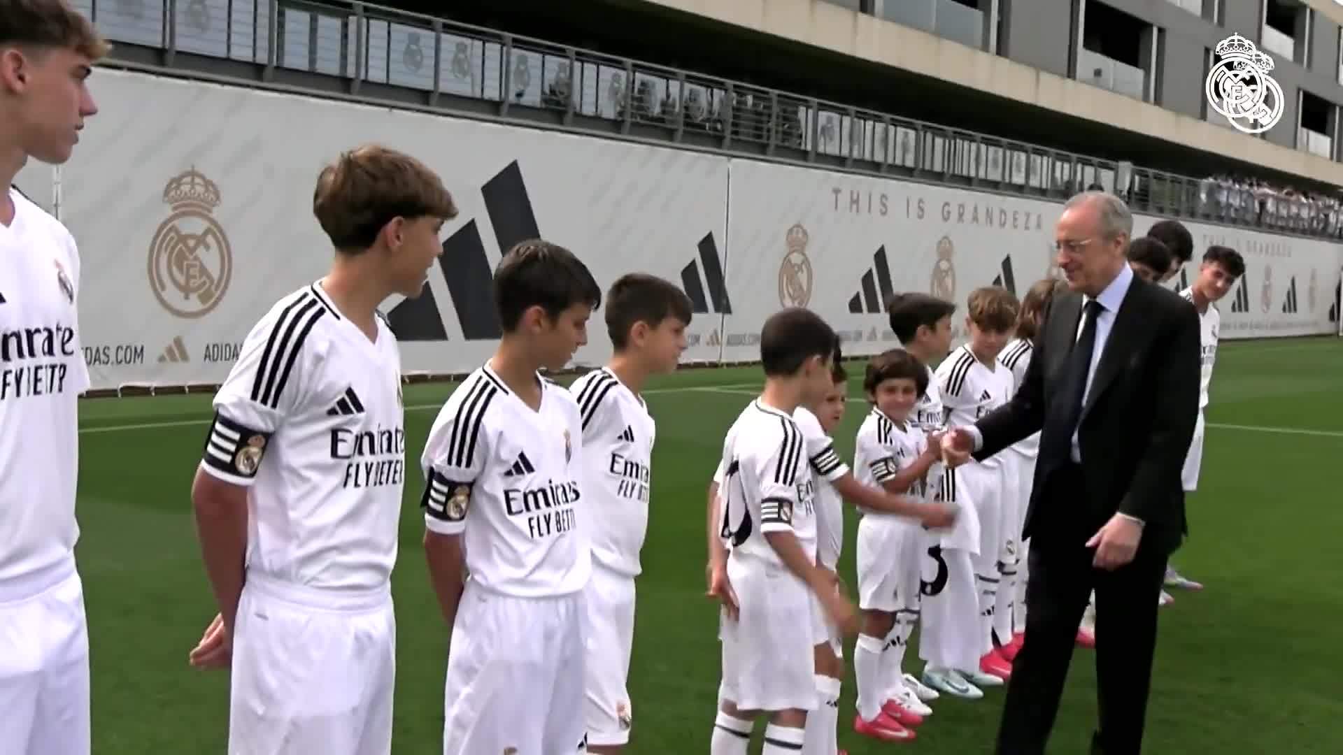 皇马本赛季13支梯队夺得联赛冠军，弗洛伦蒂诺与队长们合影