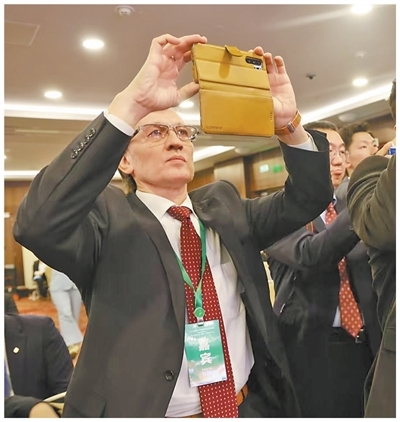 参加2025中国—中亚媒体合作论坛报道的中亚国家媒体记者。本报记者  孟祥麟摄