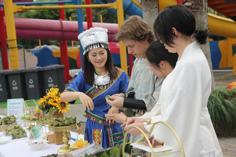 ▲端午假期，美心红酒小镇景区游人如织。受访者供图