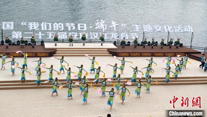 第二十五届安康汉江龙舟节主题活动举行。庄雅茹 摄