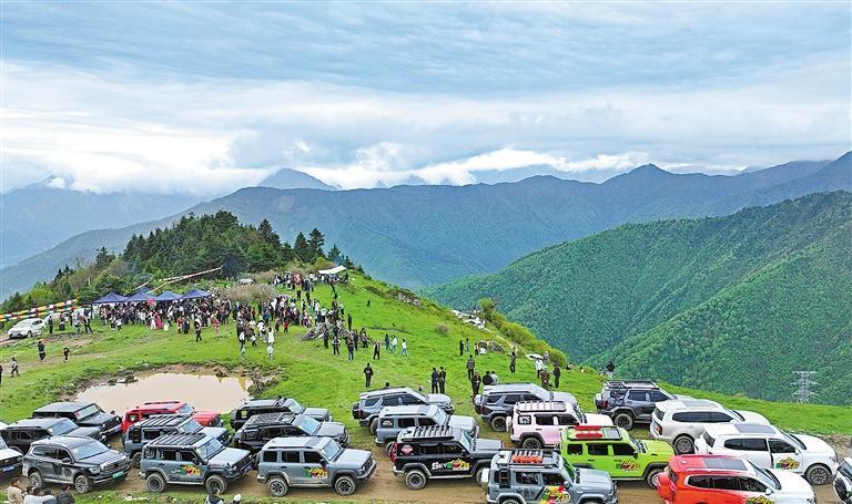 自驾爱好者在海拔3000多米的补给点休整