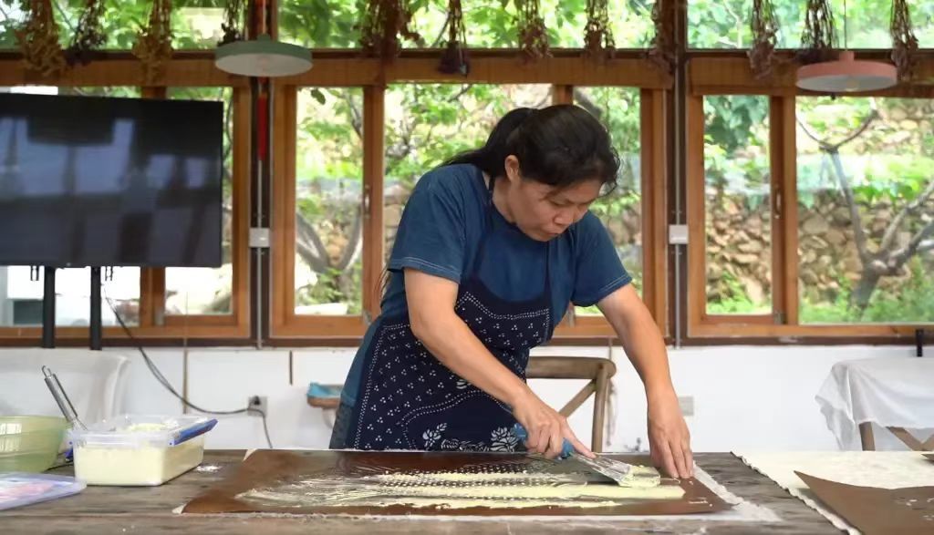 青岛乡里乡亲|乡村手艺“技良人”—千年古韵染新彩，段氏蓝印绽芳华——探秘非遗传承人段启英的匠心之旅