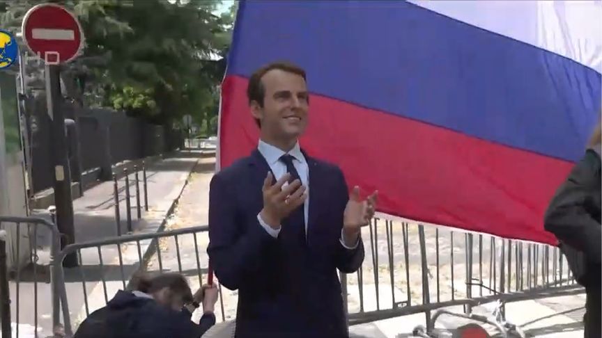 3名抗议者扮游客盗走马克龙蜡像，带到俄罗斯大使馆门外示威