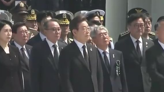 李在明首次出席显忠日悼念仪式