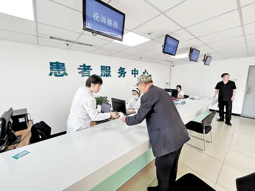 5月26日，在涞水县医院患者服务中心，患者向工作人员咨询就医问题。 本报见习记者 李靖恬摄