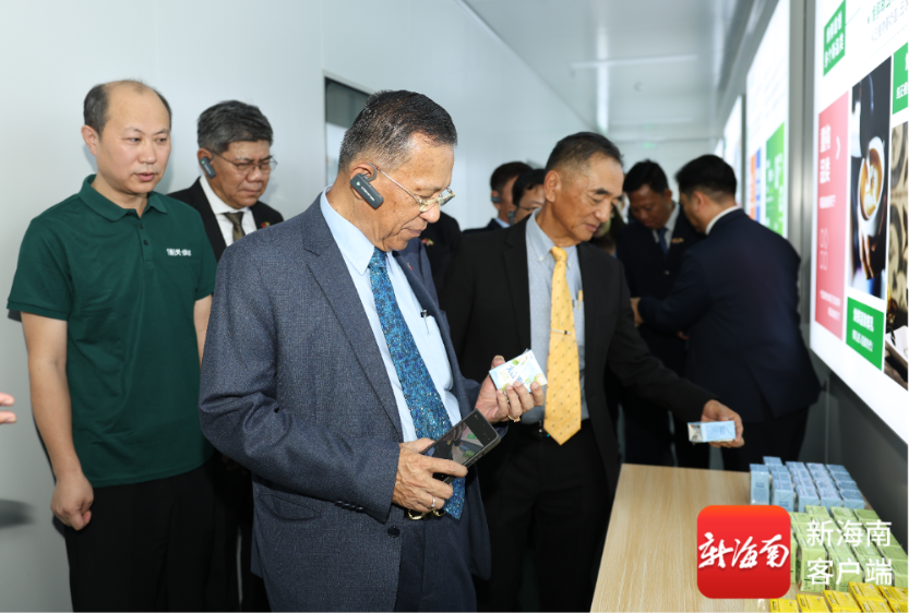 缅甸代表团实地参观企业。海口综合保税区供图