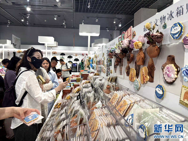 6月6日，游客在甘肃省博物馆文创商店挑选文创产品。新华网发（刘欣瑜　摄）