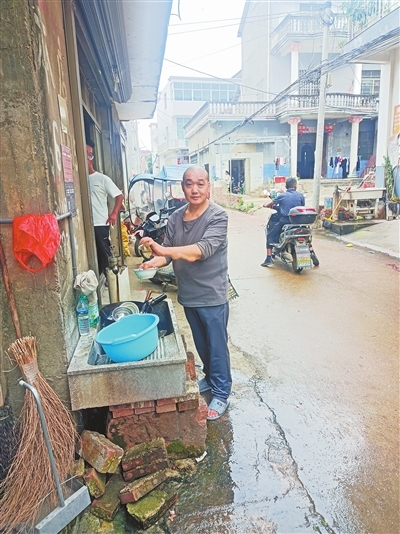 已恢复正常生活的赵正院。本报全媒体记者 余红举摄