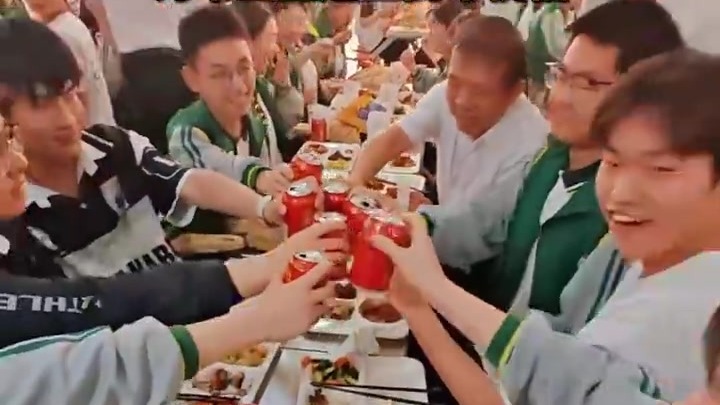 山东一中学请1200名高三毕业生吃团圆饭