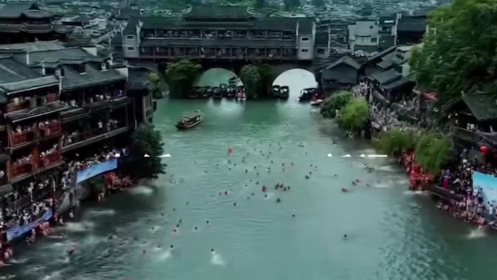 凤凰古城举行端午抢鸭子活动，00后和朋友组队参赛：7个人抢了9只