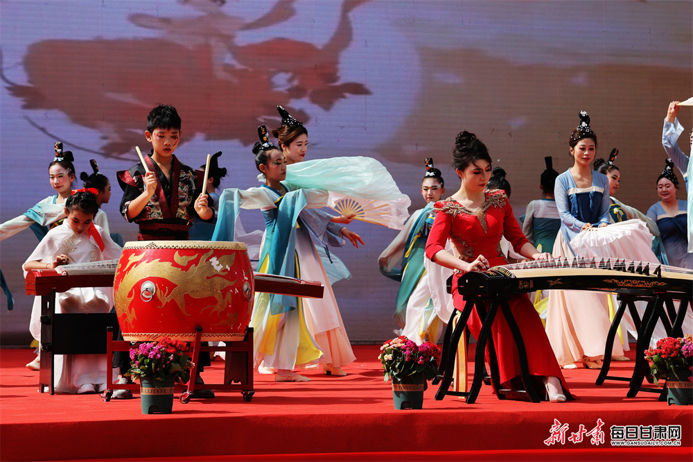 5月30日，张掖市甘州区劳动街小学举办2025年庆“六一”艺术展演活动。学生们表演了精彩纷呈的文艺节目，载歌载舞喜迎自己的节日。新甘肃&middot;每日甘肃网通讯员　成林　摄影报道