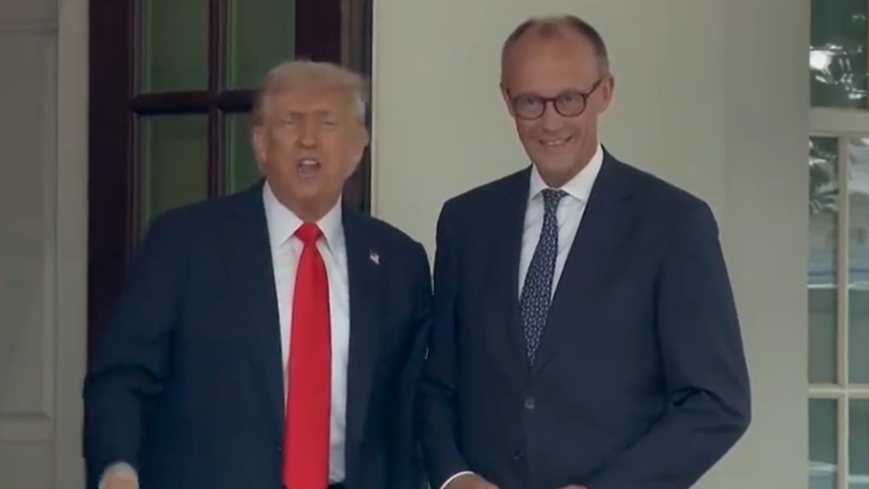 特朗普竟称“诺曼底日”对德不愉快？默茨当场纠正！