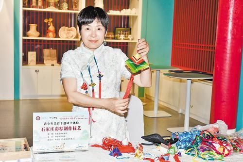 5月31日，李超超在河北博物院非遗会客厅向人们展示彩粽。 李超超供图