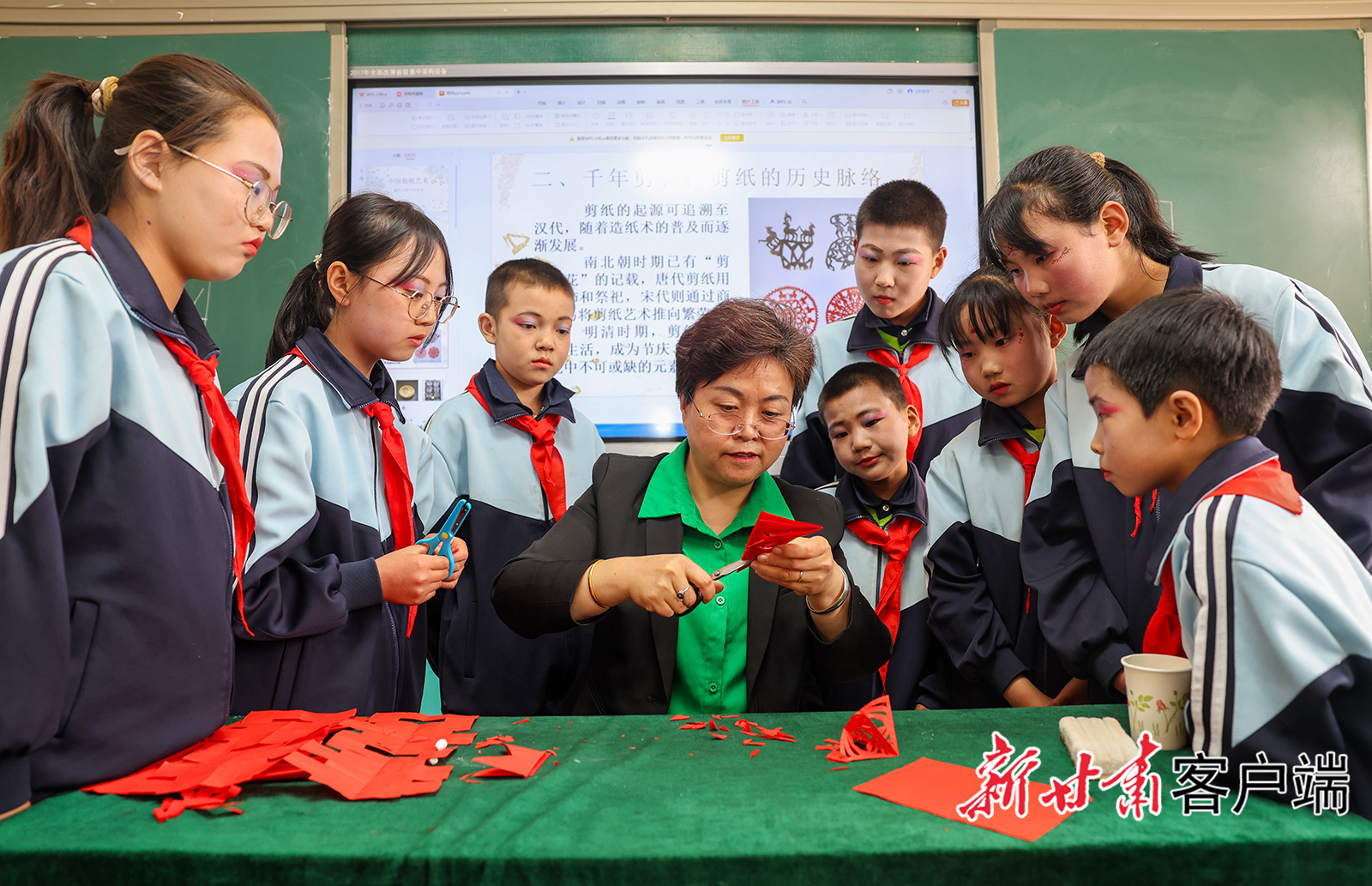 剪纸传承人尹丽珺与孩子们在一起