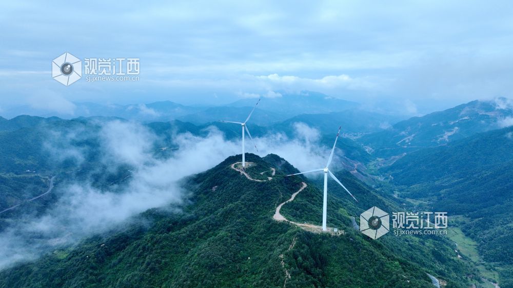 2025年6月3日，在江西省遂川县禾源镇，云雾如轻纱般在山峦间缠绕，高大的风车在这缥缈之境中若隐若现宛如仙境。