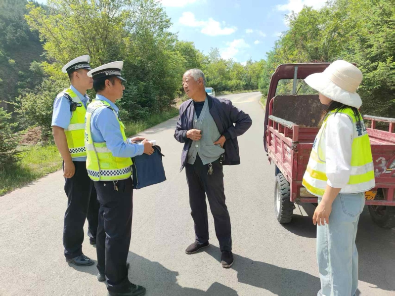 安全出行从“头”做起　华亭花式宣传绘就好“警”色