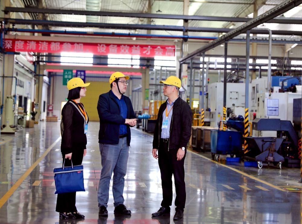 ▲铜梁区纪委监委工作人员在重庆庆兰实业有限公司走访了解相关情况、听取诉求，推动政策落实。铜梁区纪委监委供图