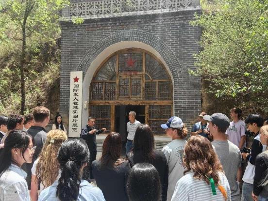 （参观国际友人在延安图片展览）