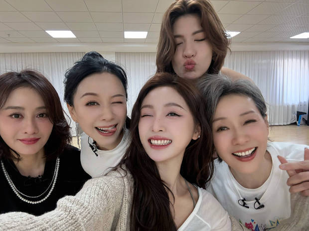 倪虹洁wink、吐舌头,露出搞怪表情,十分俏皮。