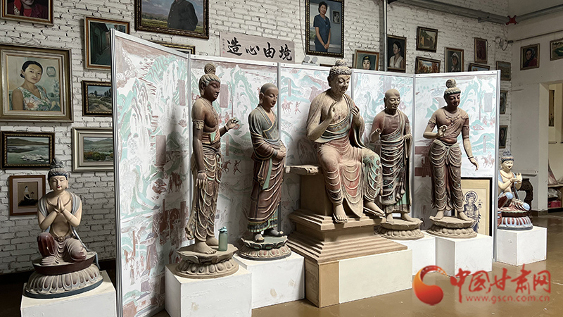 杜永卫美术馆里的彩塑作品