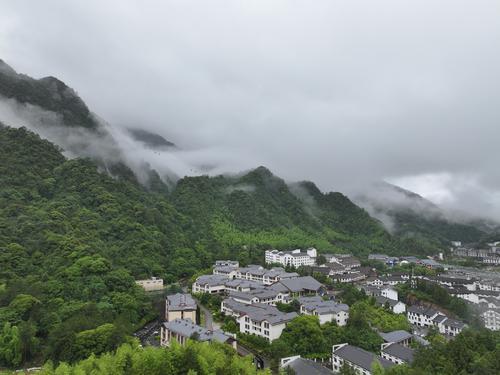 云蒸霧縈三清山（圖）