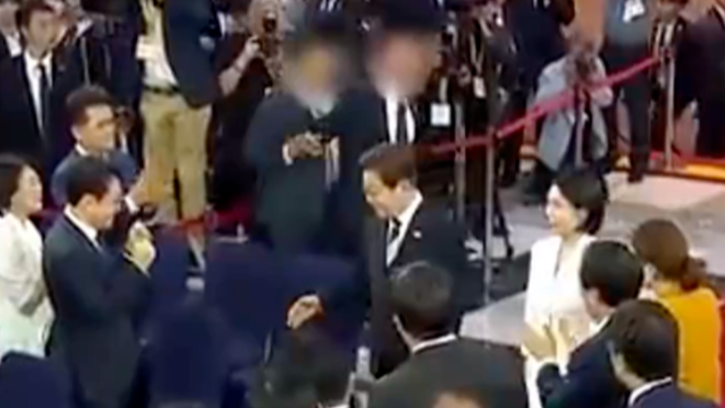 李在明就职典礼上，两名警卫互相推搡争夺护卫主导权