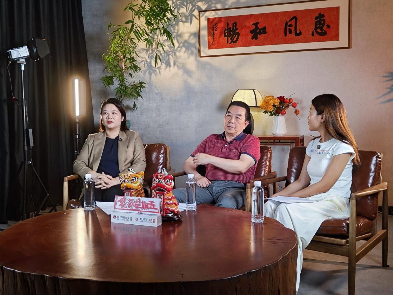 李晓红（左）与任坡华（中）