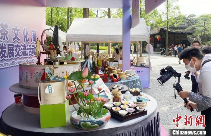 6月6日，2025扬州早茶文化周启幕，餐饮展位吸引民众驻足，拍照打卡。　崔佳明 摄