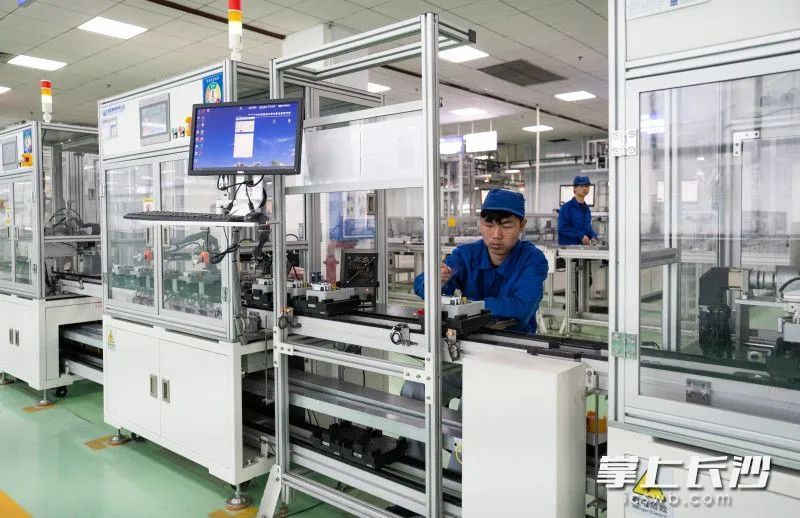 威胜控股有限公司车间内,平均5.5秒即可下线一台成品智能电表。