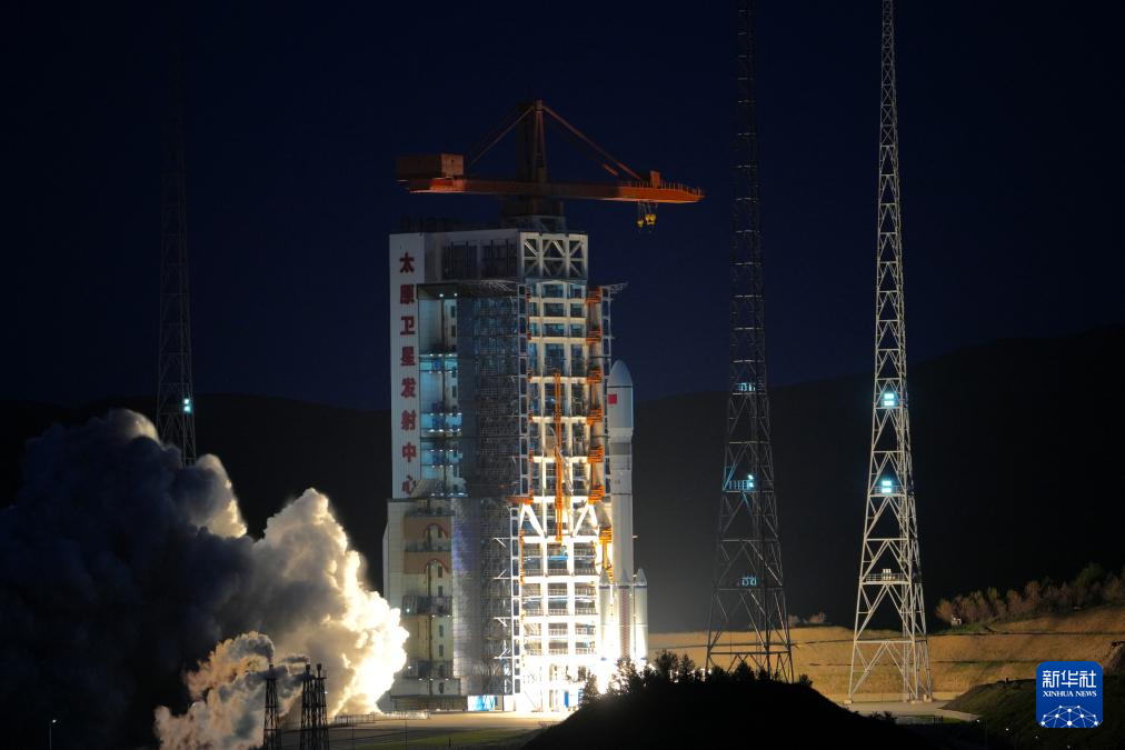 6月6日4时45分,我国在太原卫星发射中心使用长征六号改运载火箭,成功将卫星互联网低轨04组卫星发射升空,卫星顺利进入预定轨道,发射任务获得圆满成功。新华社发(王亚鹏 摄)
