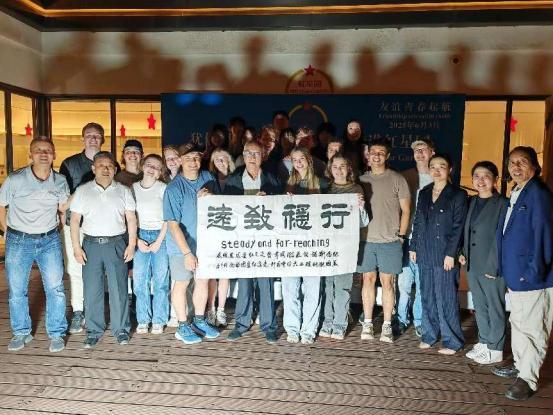（ 中国炎黄书画院书法家马俊秀向外国学生赠送书法作品）
