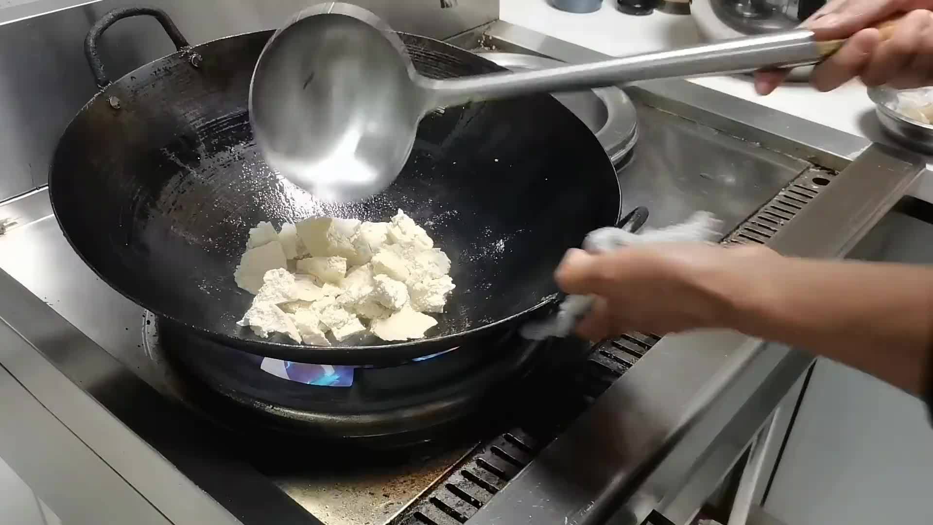 酒店退休老师傅，葱爆豆腐做的一绝，老板看了一口没吃