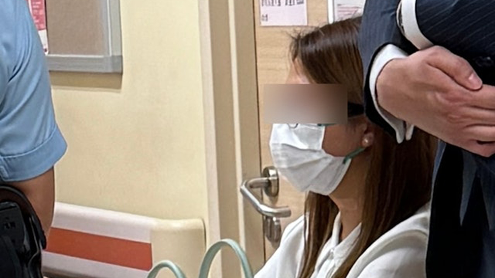 香港一男子持30厘米长刀，挟持银行女职员，劫走38万港币，目前仍在逃